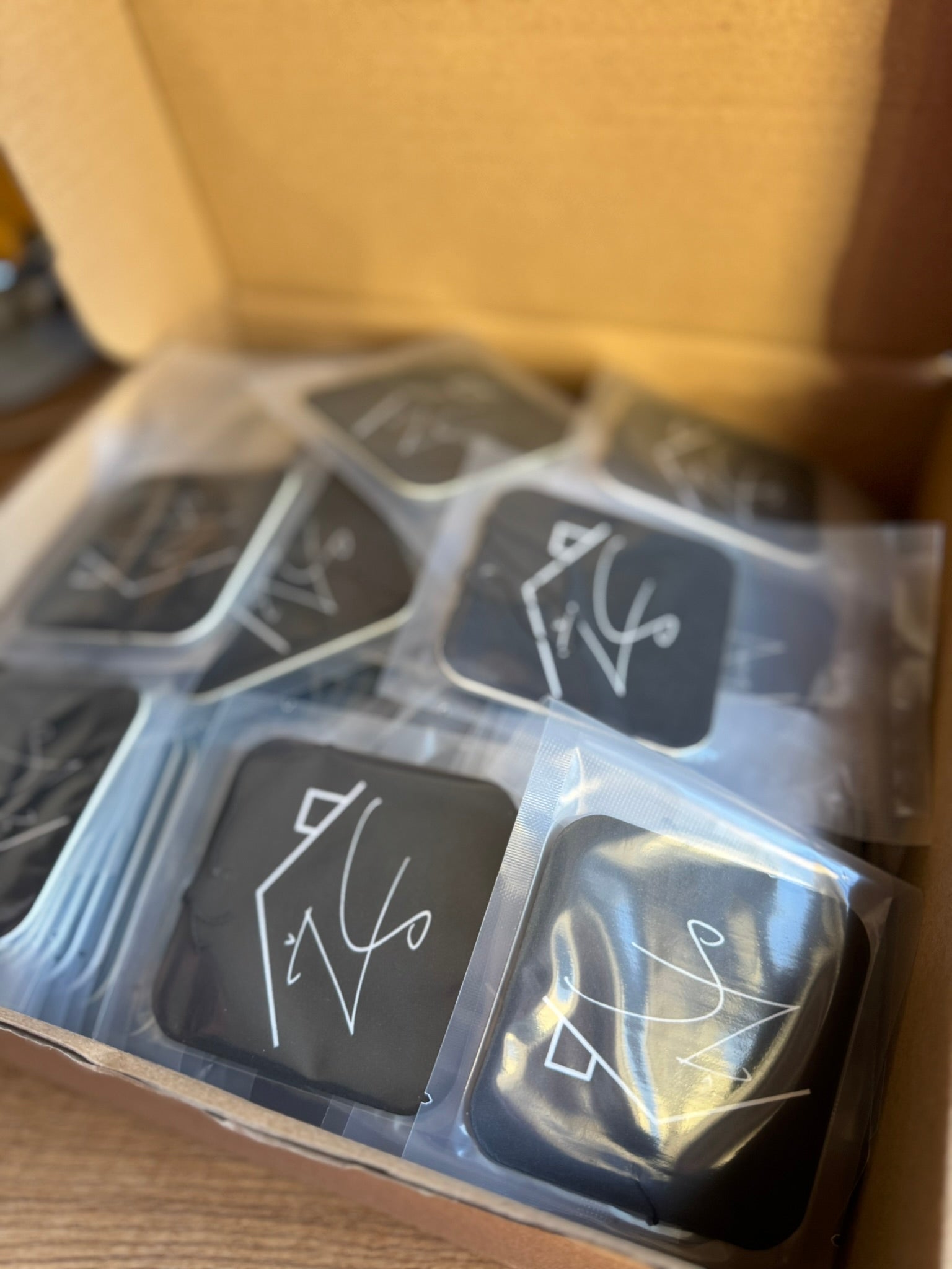 Kvapo gaiviklis automobiliui su "Žilvino stogai" logo