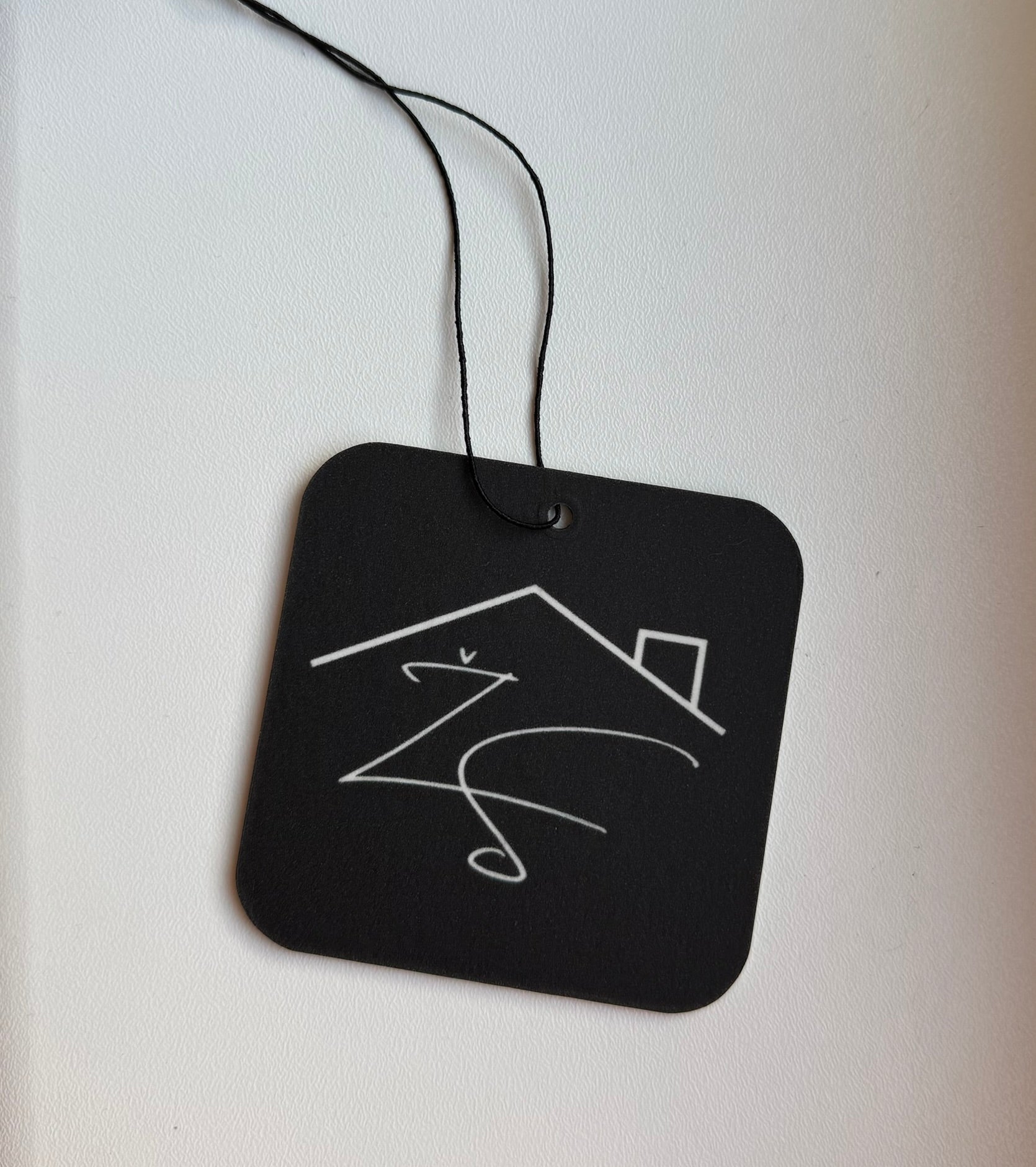 Kvapo gaiviklis automobiliui su "Žilvino stogai" logo